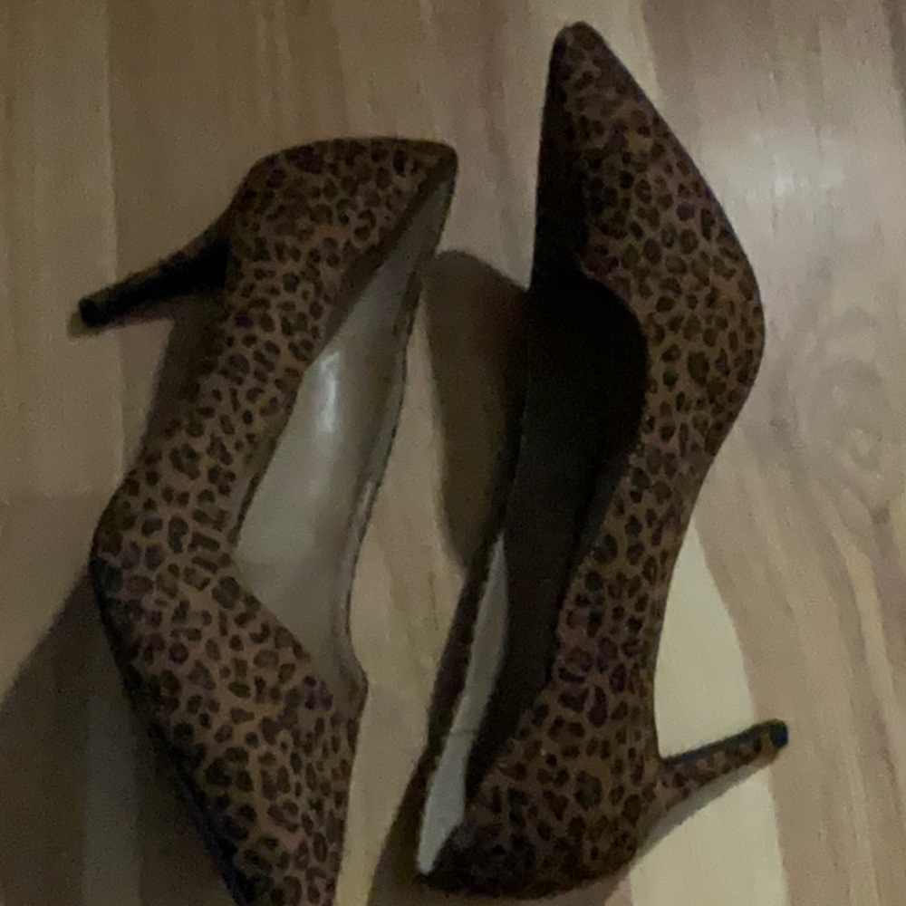 Women C comfort est 1946 LEOPARD PUMPS SZ 9 NEW NEVER WORN